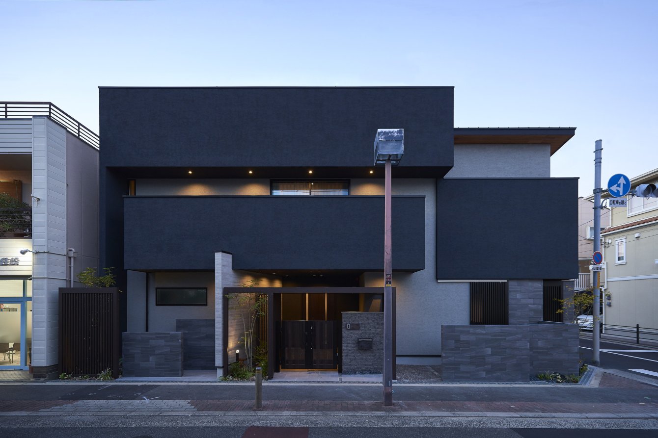 LUXURY / 重厚感のある、絵になる家