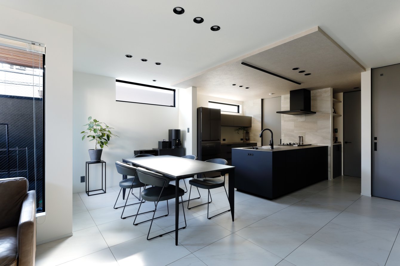 CONTEMPORARY/海外を彷彿とする3階建て