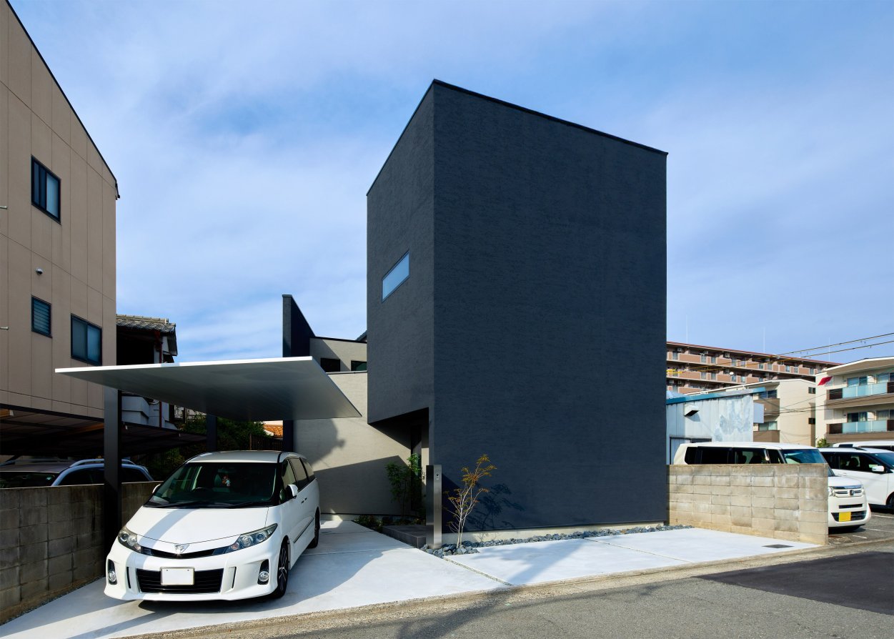 FORM/研ぎ澄まされた佇まいと、美を纏う家。