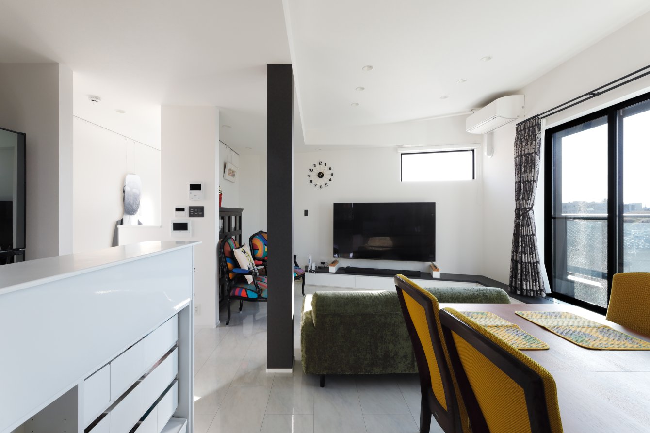 CANVAS/ 白の余白に家具とアートが息づく家