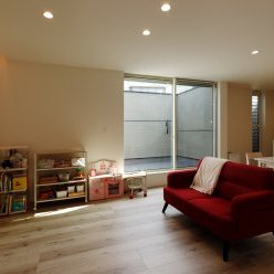 テレビ背面の間接照明が奥行きをつくり、中庭と繋がることで広々とした開放感を実現したリビング