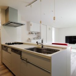 ホワイトインテリアでまとめた清潔感溢れるキッチン。中庭やリビングと繋がる広々としたLDK空間