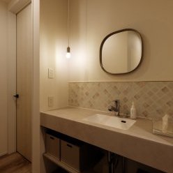 ニュアンスカラーのピンクベージュでまとめた洗面空間。こだわりのタイルがアクセントの大人可愛いデザイン。　玄関直結の洗面　アイカ